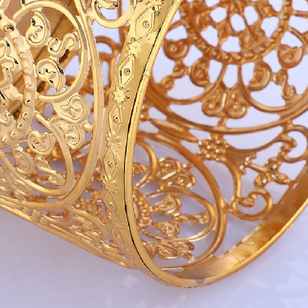 Hollow iron candle holder decoration ornament metal retro candle stand home iron lace candle stand wholesale customization